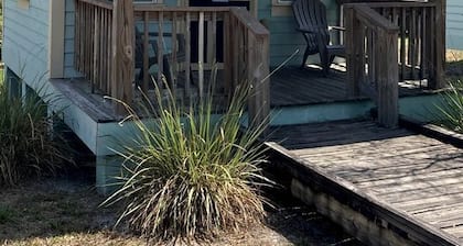 Lakeside Cabin for a Glamping Getaway near Tampa, Florida
