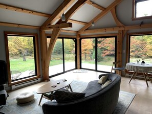 暖炉、ステレオ