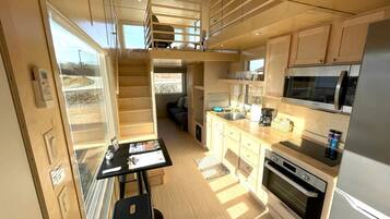 KĂŒhlschrank, Herdplatte, Wasserkocher mit Kaffee-/Teezubehör