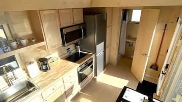 KĂŒhlschrank, Herdplatte, Wasserkocher mit Kaffee-/Teezubehör