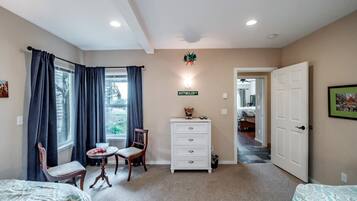 3 habitaciones, escritorio, tabla de planchar con plancha y wifi