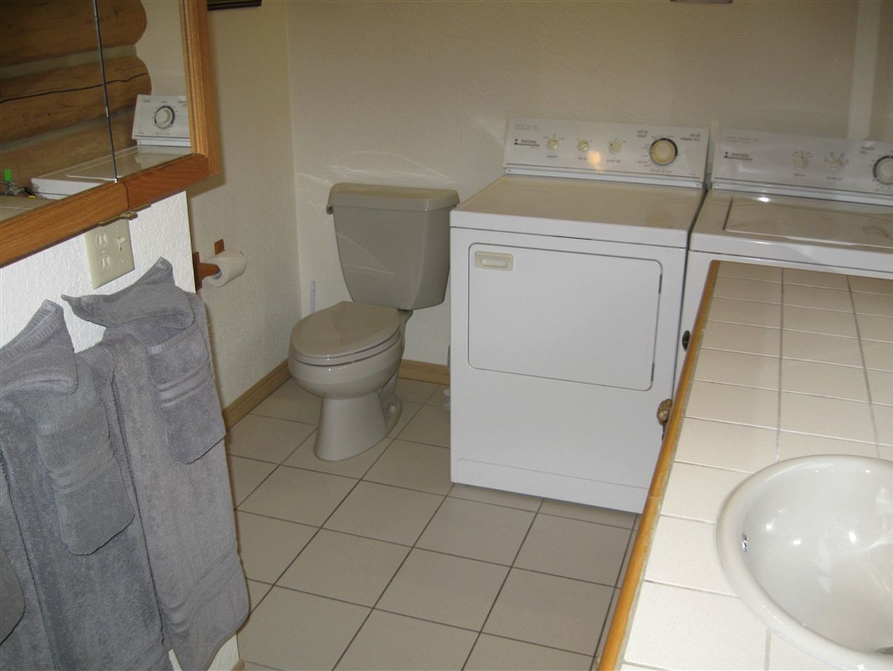 Baignoire à jets, sèche-cheveux, serviettes fournies, savon