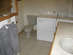 Poreamme, hiustenkuivaaja, pyyhkeet, saippua