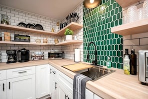 Réfrigérateur, micro-ondes, cafetière/bouilloire, grille-pain