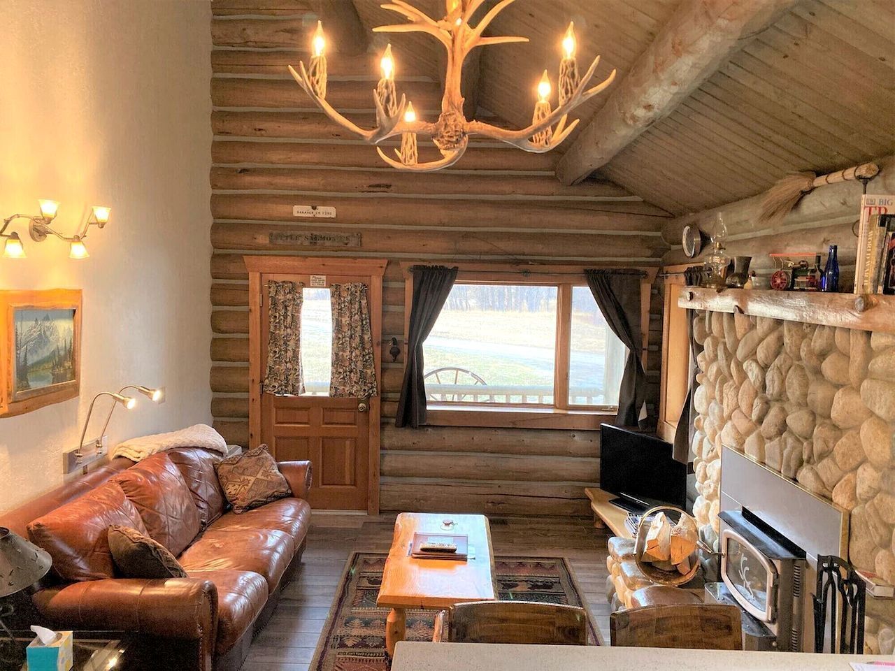 Televisión y chimenea 