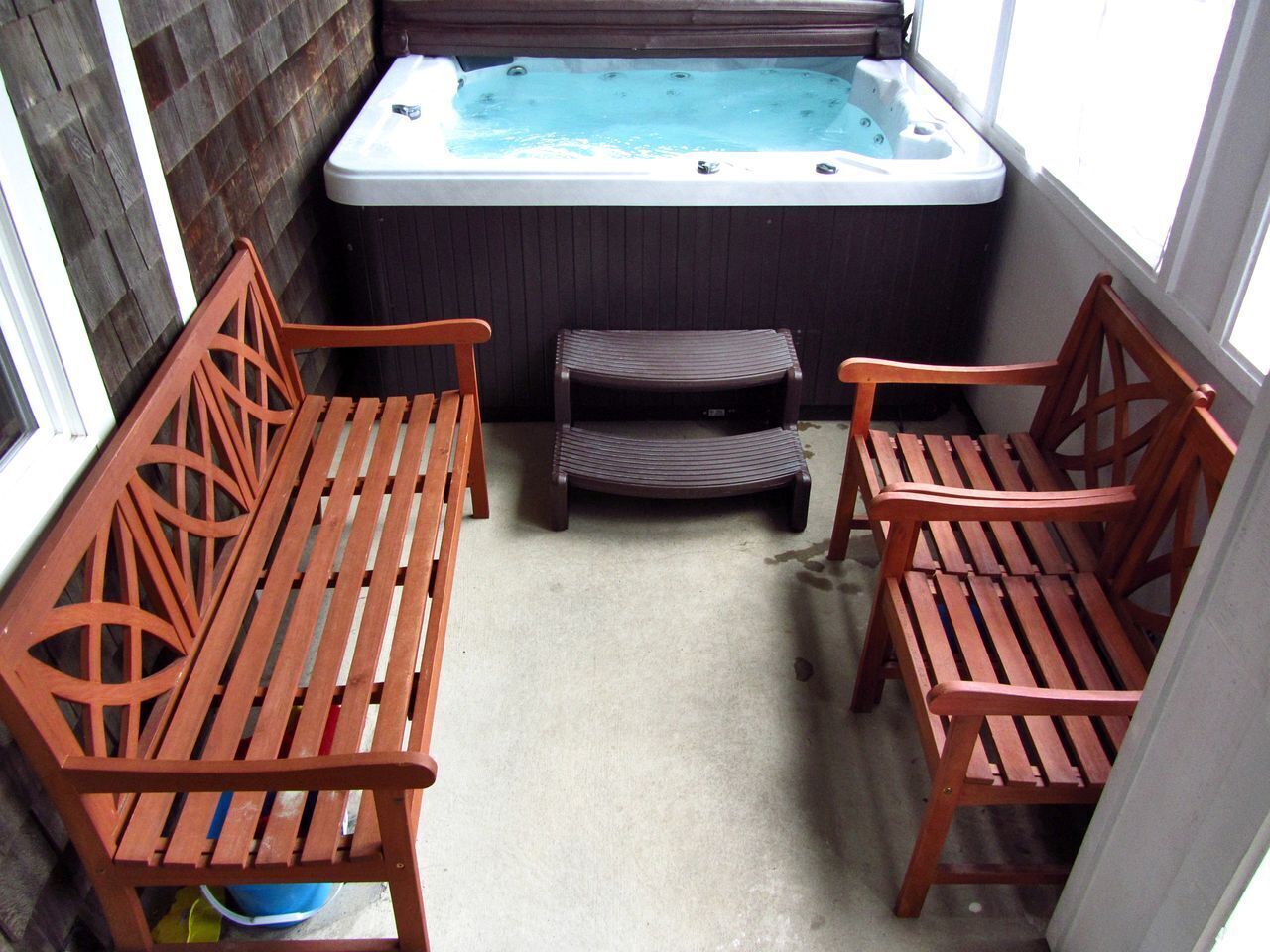 Indoor spa tub