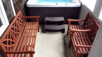 Indoor spa tub
