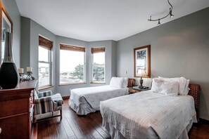 4 bedrooms, desk, iron/ironing board, WiFi