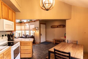 Frigorifero, microonde, piano cottura, macchina per tè/caffè