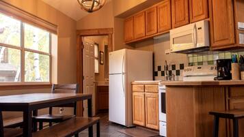 Een koelkast, een magnetron, een kookplaat