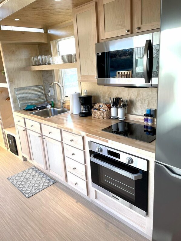 Fridge, stovetop, coffee/tea maker, electric kettle - Secluded Tiny House Oasis in Grand Junction Perfect for Experiencing Nature in Comfort (Grand Junction)