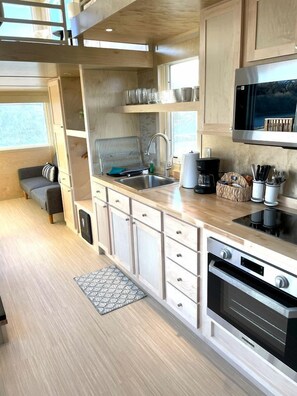 Fridge, stovetop, coffee/tea maker, electric kettle - Secluded Tiny House Oasis in Grand Junction Perfect for Experiencing Nature in Comfort (Grand Junction)