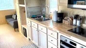 KĂŒhlschrank, Herdplatte, Wasserkocher mit Kaffee-/Teezubehör