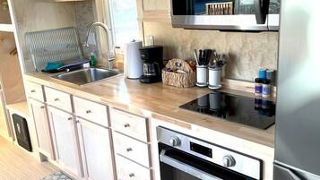 KĂŒhlschrank, Herdplatte, Wasserkocher mit Kaffee-/Teezubehör