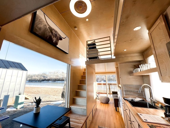 Kylskåp, spishäll, kaffe- och tebryggare och grytor/köksredskap