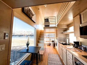 Kühlschrank, Herdplatte, Wasserkocher mit Kaffee-/Teezubehör