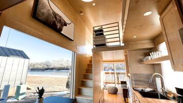 KĂŒhlschrank, Herdplatte, Wasserkocher mit Kaffee-/Teezubehör