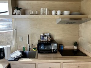 Een koelkast, een kookplaat, een koffiezetapparaat/waterkoker