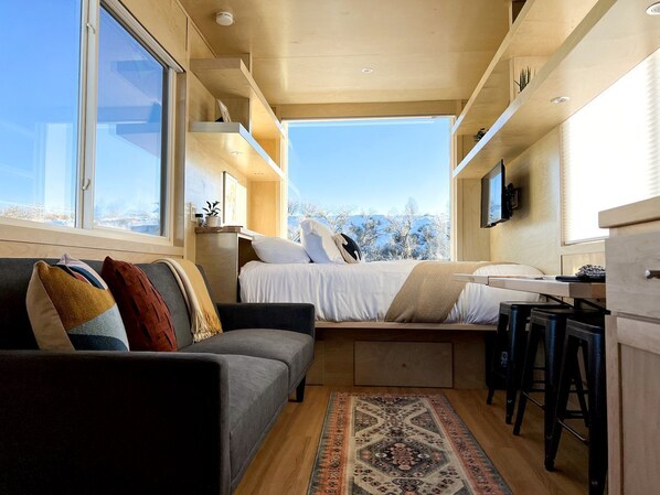 1 bedroom, WiFi, bed sheets - Tranquil Tiny House Hideaway in Colorado: Peaceful Waterside Bliss in Grand Junction (Grand Junction)