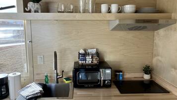 KĂŒhlschrank, Herdplatte, Wasserkocher mit Kaffee-/Teezubehör