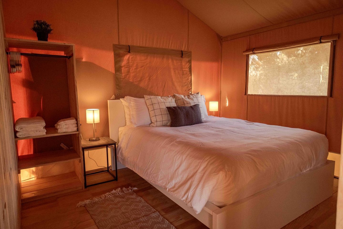 1 bedroom, bed sheets