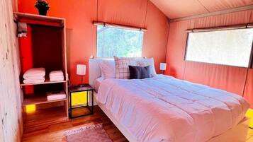 1 bedroom, bed sheets