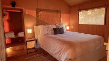 1 bedroom, bed sheets