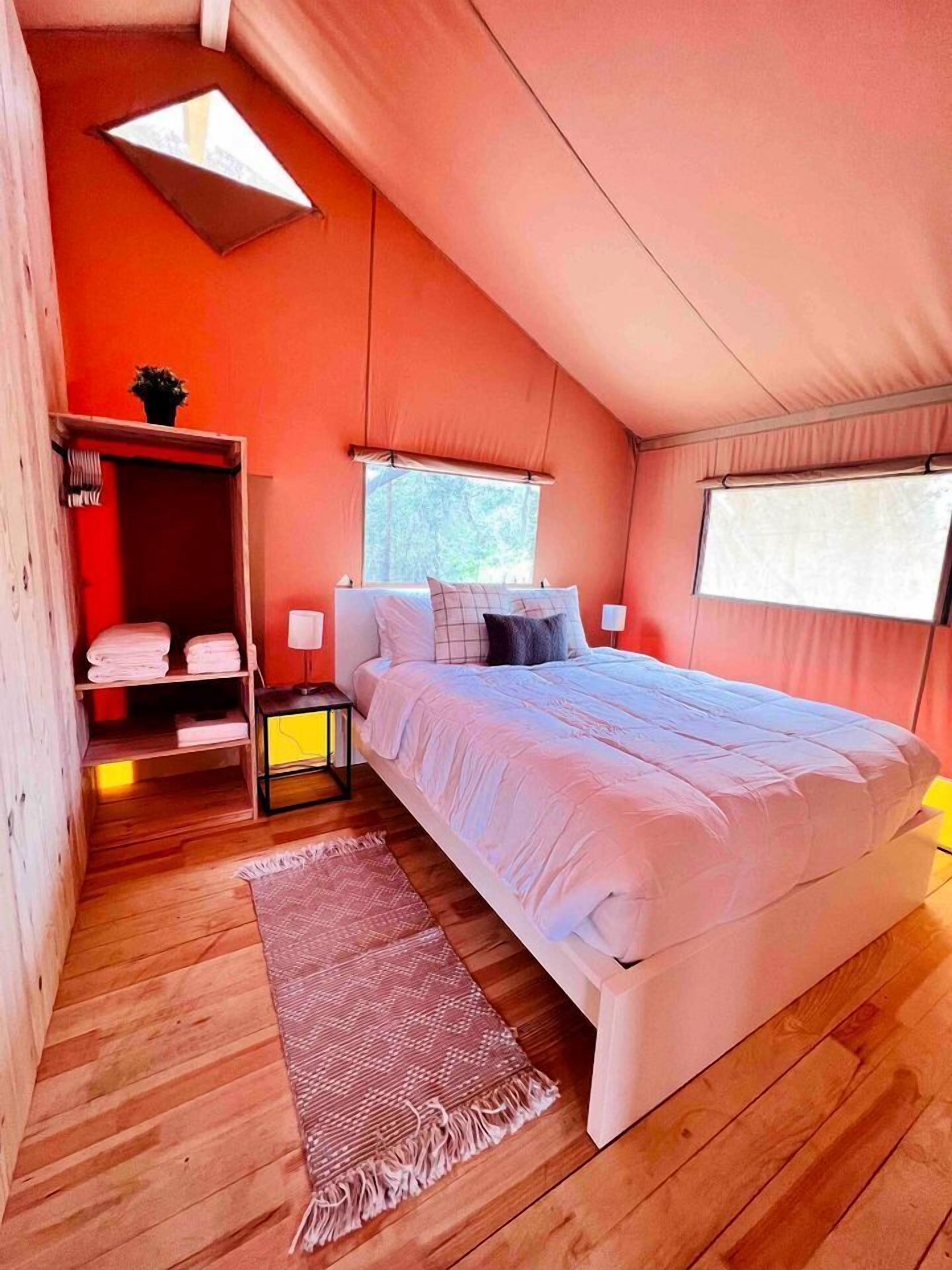 1 bedroom, bed sheets