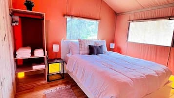 1 bedroom, bed sheets