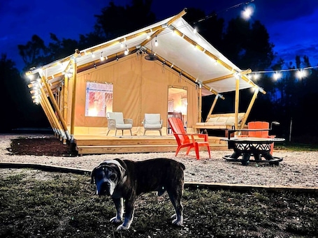 Outdoor dining. Outstanding Safari Tent with Jacuzzi and and Beautiful Outdoor and Indoor Living in Florida