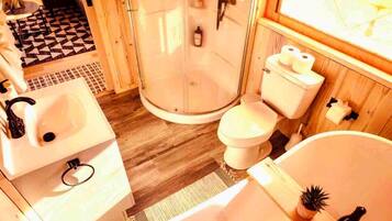 Banheira de hidromassagem, toalhas de banho, sabonete, shampoo