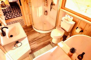 Jetted bath, towels, soap, shampoo