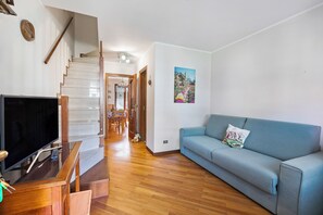 Family House, Multiple Bedrooms, 2 Bathrooms (Maison Rosamunda) | Living area | 21-inch Smart TV with cable channels - Maison Rosamunda (Oulx)