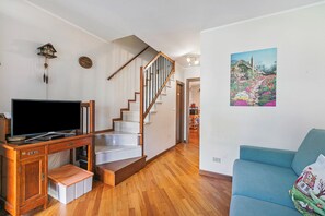 Casa família, vários quartos, 2 banheiros (Maison Rosamunda) | Área de estar | Smart TV 21 polegadas com canais a cabo
