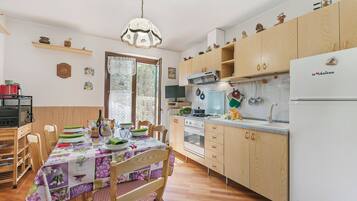 Maison Familiale, 2 chambres, 2 salles de bains (Maison Rosamunda) | Cuisine privée | Réfrigérateur, micro-ondes, four, plaque de cuisson