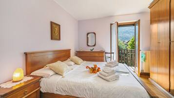 Casa familiare, camere multiple, 2 bagni (Maison Rosamunda) | 2 camere, postazione laptop, Wi-Fi gratuito, lenzuola