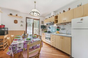 Casa família, vários quartos, 2 banheiros (Maison Rosamunda) | Cozinha privada | Geladeira, micro-ondas, fogão, cooktop