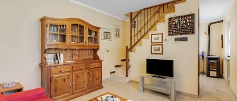 Maison familiale, plusieurs chambres (Maison Dolce Vento) | Aire de séjour | Téléviseur à écran plat de 21 po avec télévision par cùble