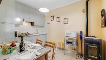 Family House, 2 Bedrooms, Microwave (Maison Dolce Vento) | Private kitchen