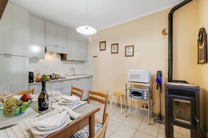 Family House, Multiple Bedrooms (Maison Dolce Vento) | Private kitchen | Fridge, microwave, oven, stovetop - Maison Dolce Vento (Oulx)