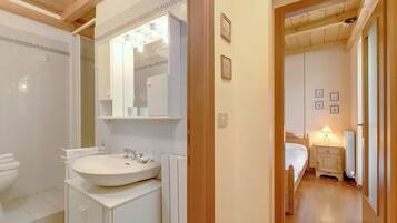 Maison Familiale, plusieurs chambres (Maison Dolce Vento) | Salle de bain | Douche, sĂšche-cheveux, bidet, serviettes fournies