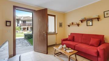 Familienhaus, 2 Schlafzimmer, Mikrowelle (Maison Dolce Vento) | Wohnbereich | Flachbildfernseher