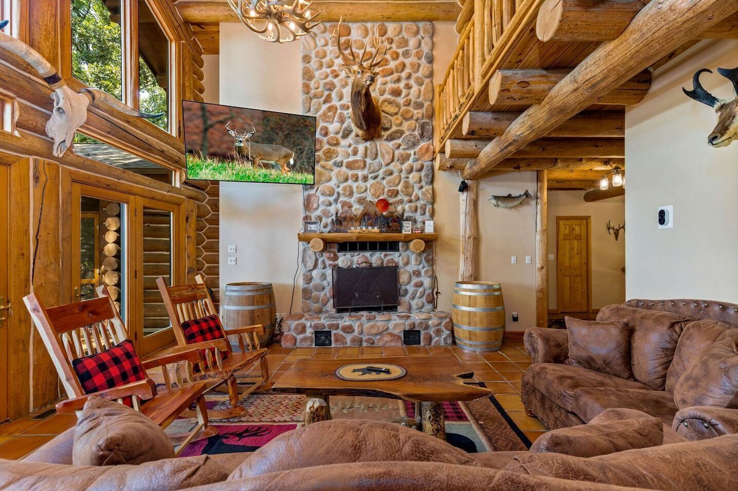 Una televisión, una chimenea
