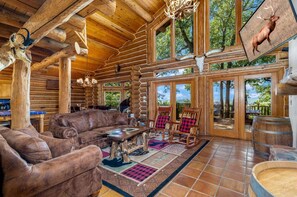 Una televisión, una chimenea