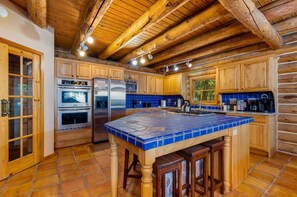 Frigorífico, microondas, placa de cocina y lavavajillas