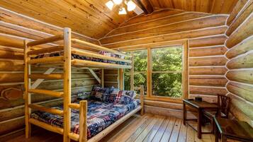 Schreibtisch, BĂŒgeleisen/BĂŒgelbrett, Reisekinderbett, WLAN