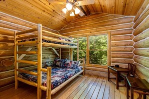 Escritorio, tabla de planchar con plancha, cuna de viaje y wifi