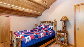 Escriptori, planxa i posts de planxar, un bressol de viatge i wifi