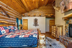 3 habitaciones, escritorio y tabla de planchar con plancha 