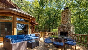 Outdoor dining - Waterfront Cabin with Barbecue in Langley, Oklahoma (Langley)